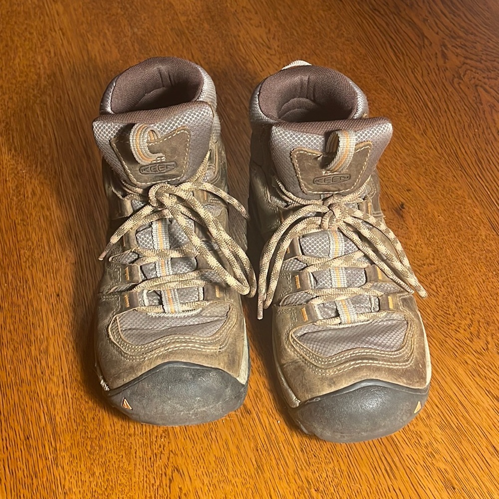Keen hiking boot. In great condition. Water proof. Size 8.
